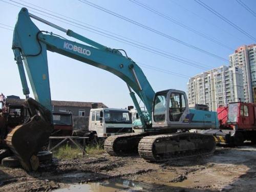 挖掘機(jī)發(fā)動(dòng)機(jī)工作正常，但工作裝置無(wú)動(dòng)作